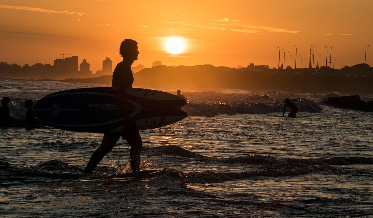 How to Wax a Surfboard for Cold Water